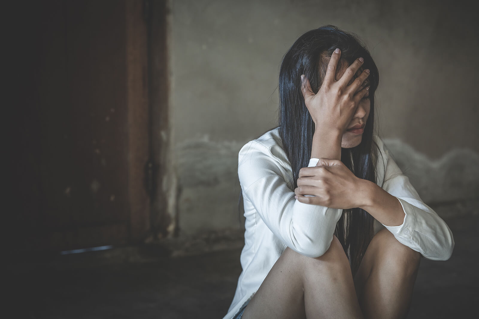Woman sitting on the floor representing the mental health issues related to ADHD. If you are struggling with depression related to your ADHD we can help with ADHD-Focused Therapy for Depression in NYC. Learn more here.